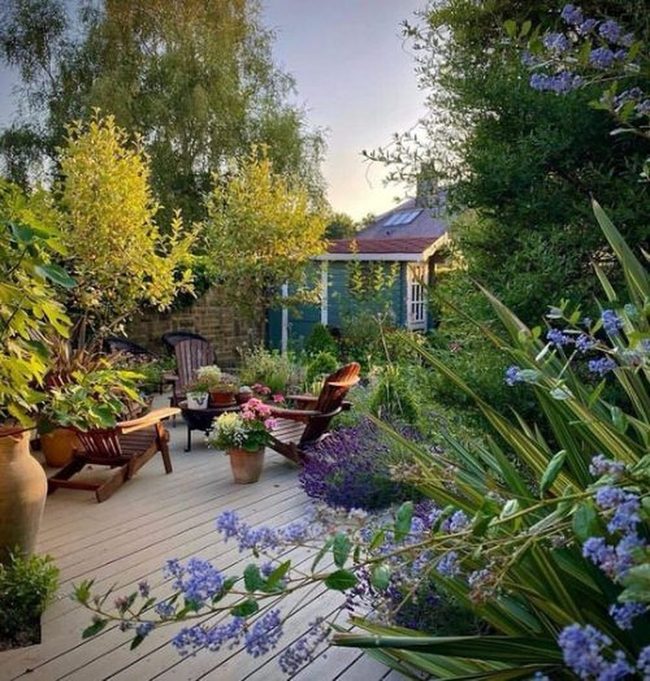 Green Wooden Courtyard Escape