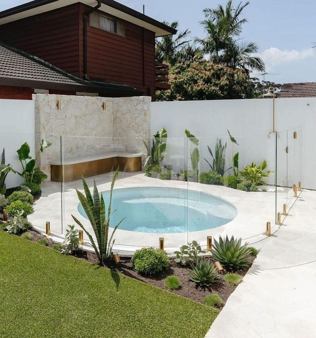 Clear Glass Pool Boundaries With Plants