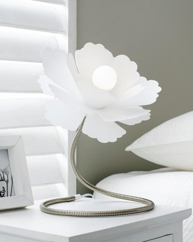 Flower-Shaped Lamps Brighten Bedside