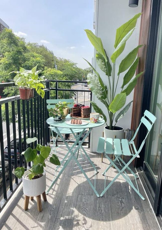 Vertical Green On Tiny Balconies