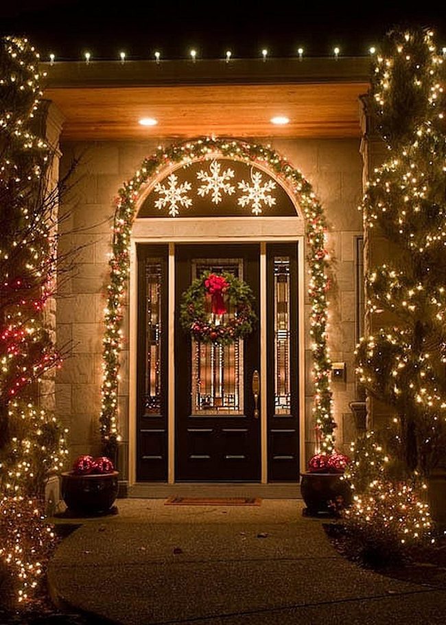 Red Bow Green Wreath Stone Entry