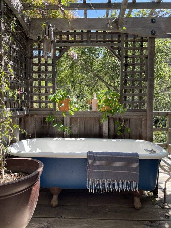 Cedar-Screened Outdoor Bathing Retreat