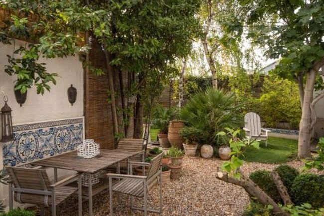 Decorative Tiles Transform Tiny Courtyard