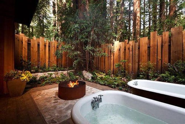 Green-Wrapped Hot Tub Hideaway