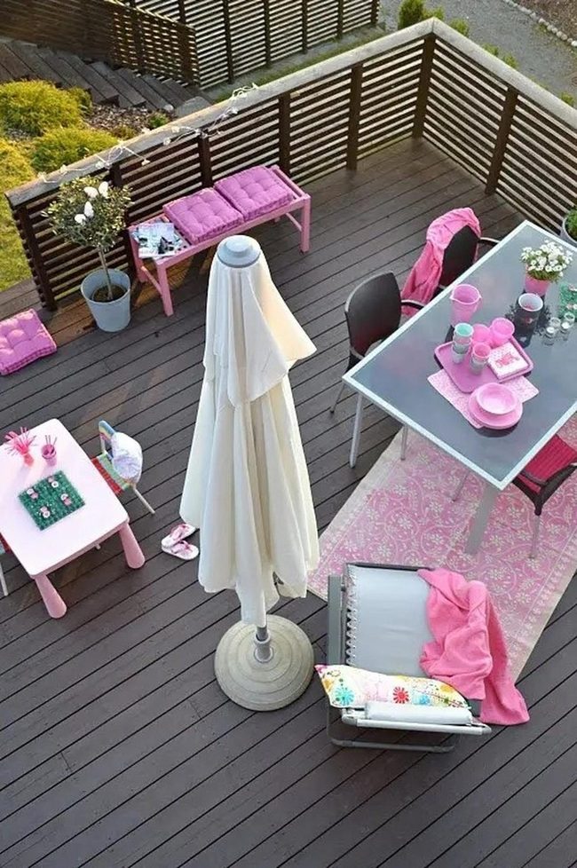 Pink Cushions Transform Outdoor Gatherings