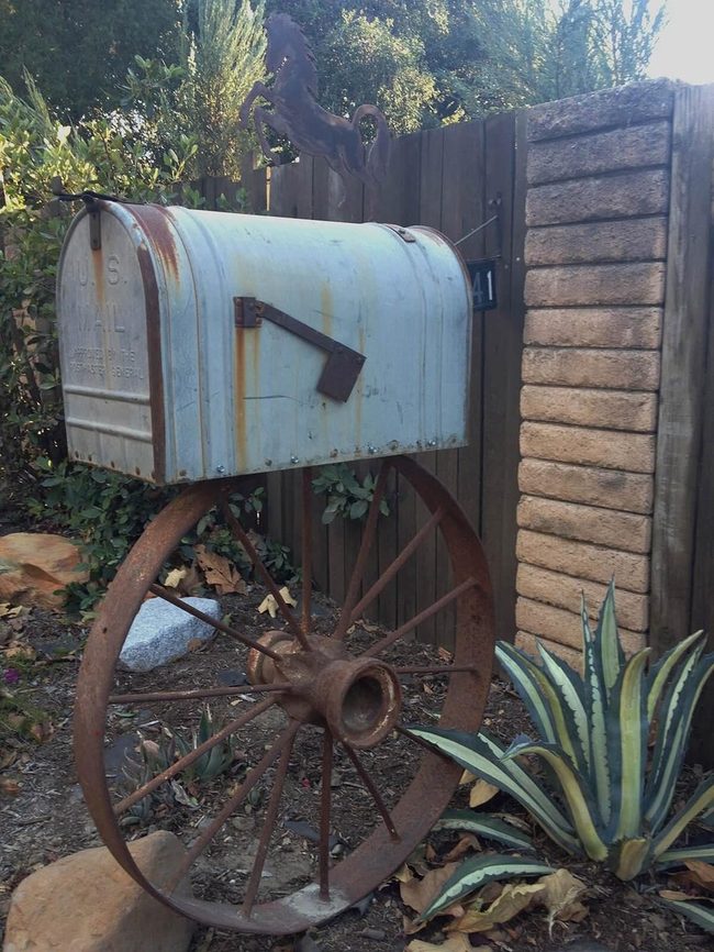 Wagon Wheel Mailbox Western Entrance