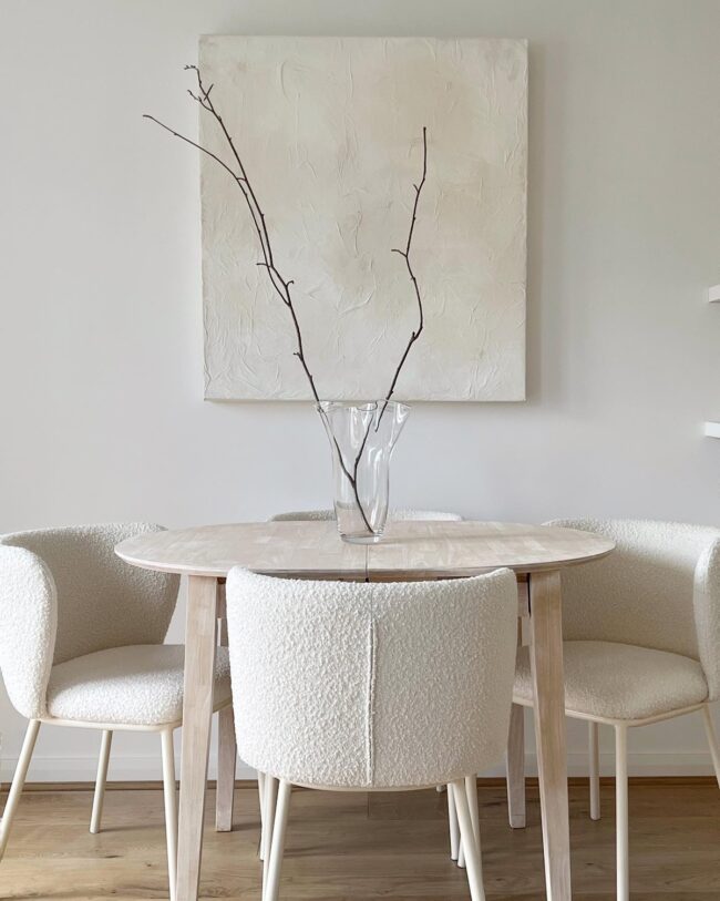 Elegant Round Tables for Small Spaces