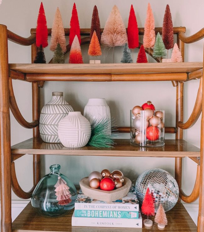 Nostalgic Holiday Shelf Décor Ideas