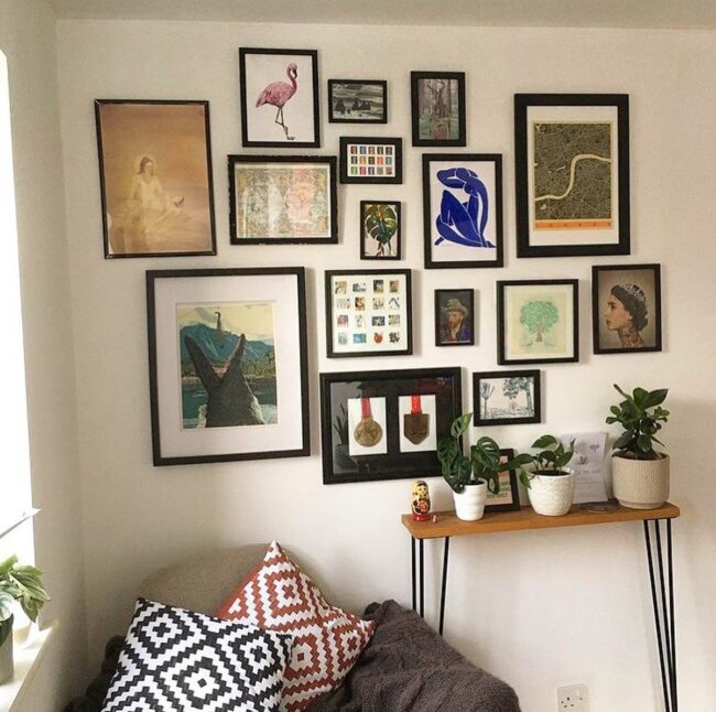 Dynamic Artistry in Living Room Walls